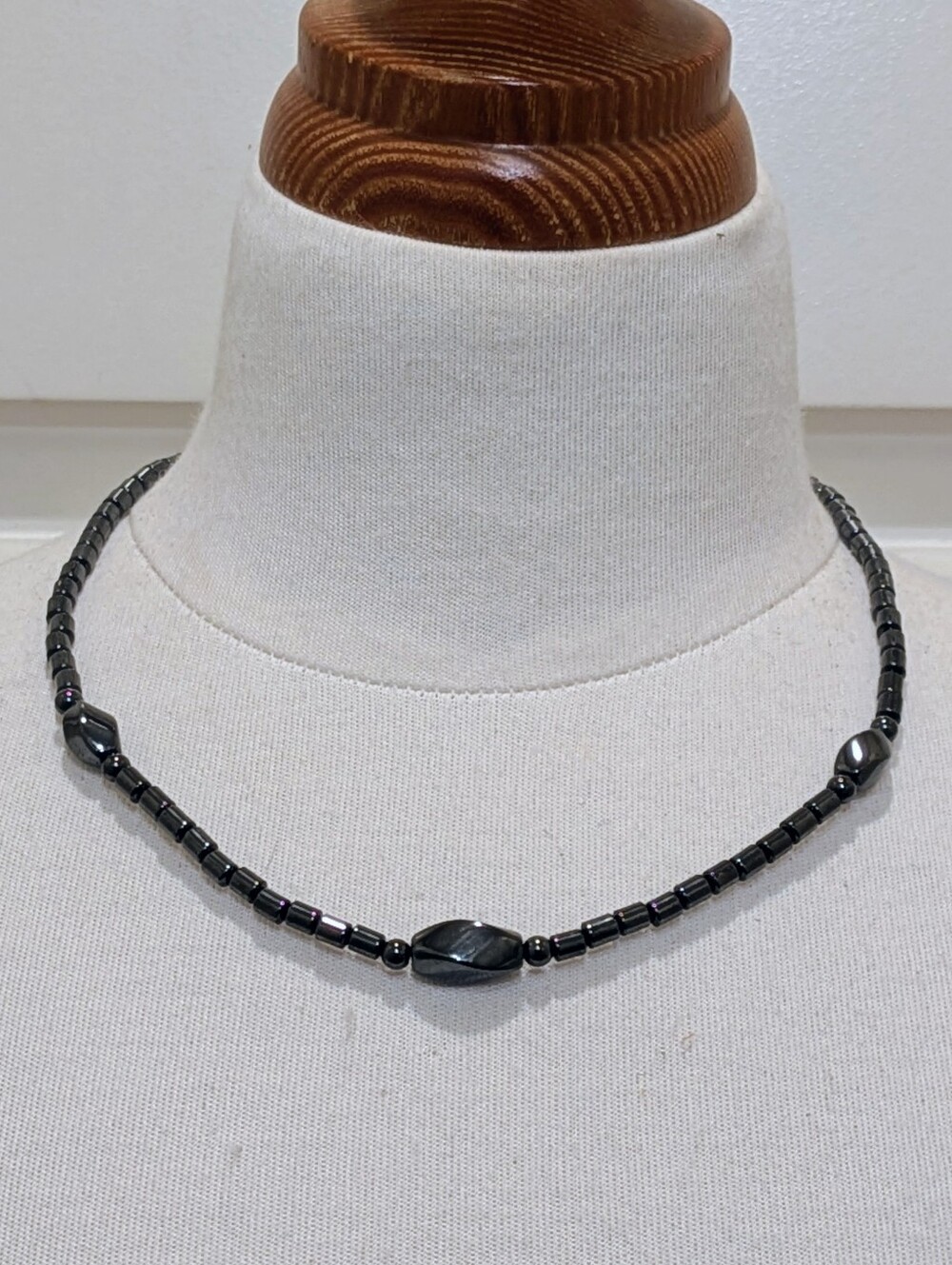 GUC 18" 90s Y2K Vintage Black Hematite Necklace with Magnetic Clasp